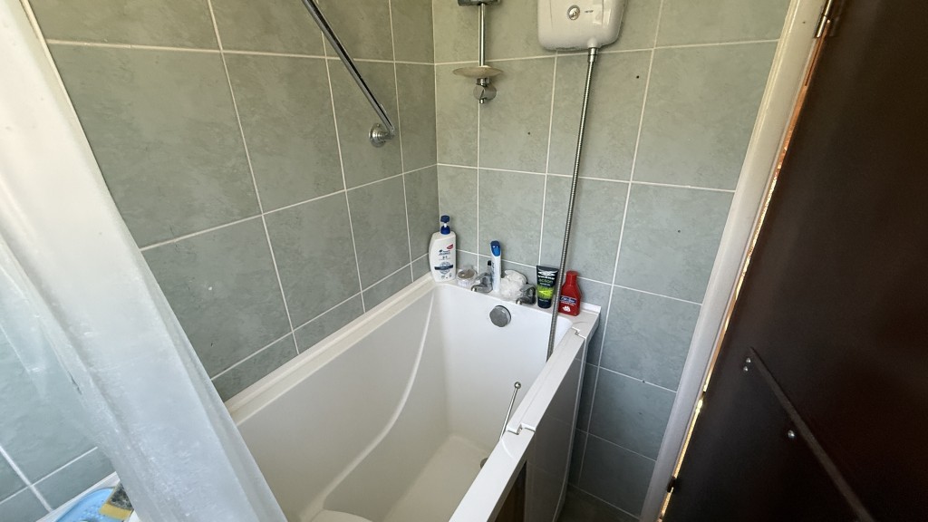 Lot: 97 - SEMI-DETACHED HOUSE LET ON A STATUTORY TENANCY - Internal image of bathroom